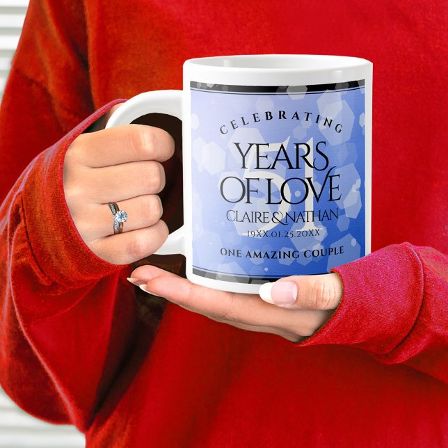 Grande Tasse Élégant 51e anniversaire de Mariage Sapphire (51st wedding anniversary jumbo mug held by woman sporting a wedding ring and blue sweatshirt.)