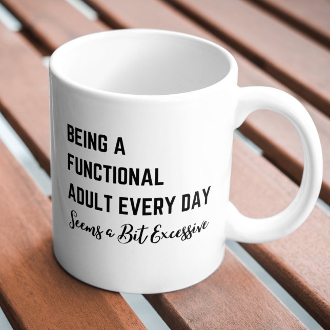 Grande Tasse Être un adulte fonctionnel tous les jours semble u (Being a Functional Adult Everyday Seems a Bit Exce Giant Coffee Mug)