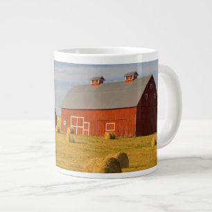 Grande Tasse Fermes Barres rouges près de balles de foin