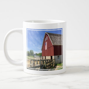 Grande Tasse Fermes   Grange rouge avec drapeau américain