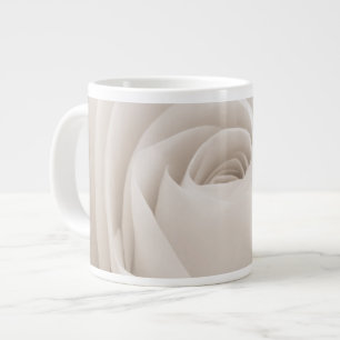 Grande Tasse Fermez-vous des pétales de rose blancs
