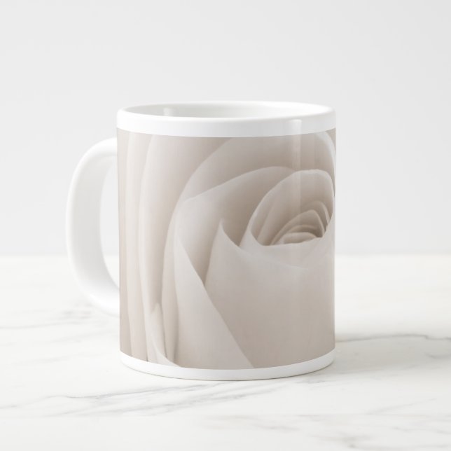 Grande Tasse Fermez-vous des pétales de rose blancs (Devant gauche)