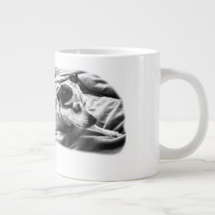 Grande Tasse Feu Terrier sur couverture hivernale
