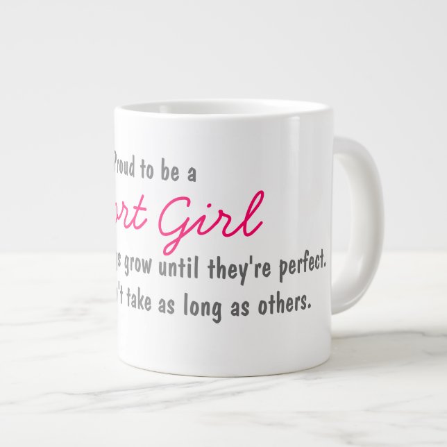 Grande Tasse Fier d'être une petite fille qui boit de café (Devant droit)