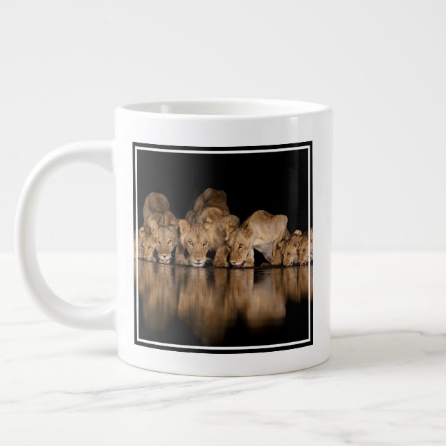Grande Tasse Fierté de lions buvant au point d'eau la nuit (Gauche)