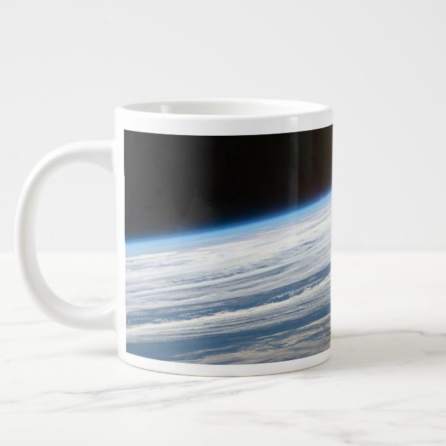 Grande Tasse Formations Nuageuses Dans L'Océan Indien Sud. (Gauche)