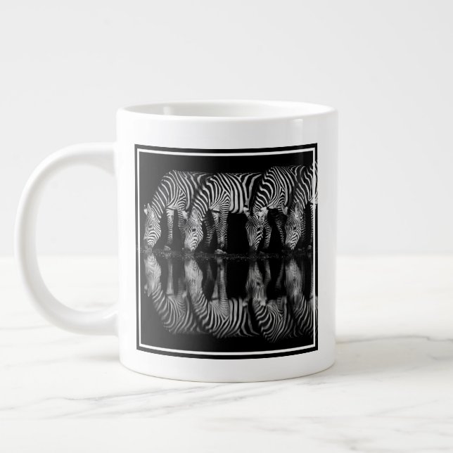Grande Tasse Groupe de zèbres des plaines buvant ensemble la nu (Gauche)