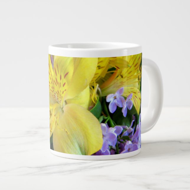 Grande Tasse Jaune et Fleurs Lilac Violettes (Devant droit)