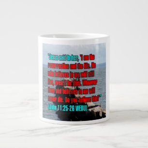 Grande Tasse Jean 11:25-26 WEBU Mug