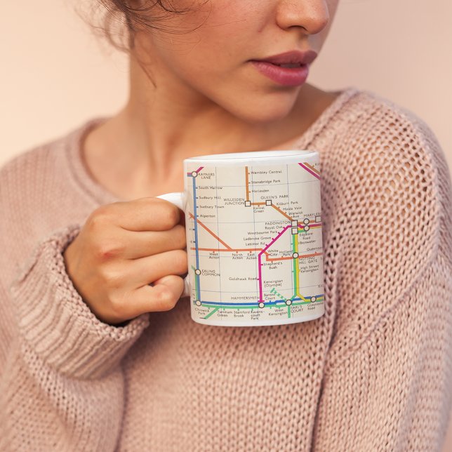Grande Tasse La carte métro de Londres (Person holding mug)