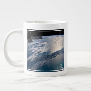 Grande Tasse La Station Spce Internationale Au-Dessus De L'Atla