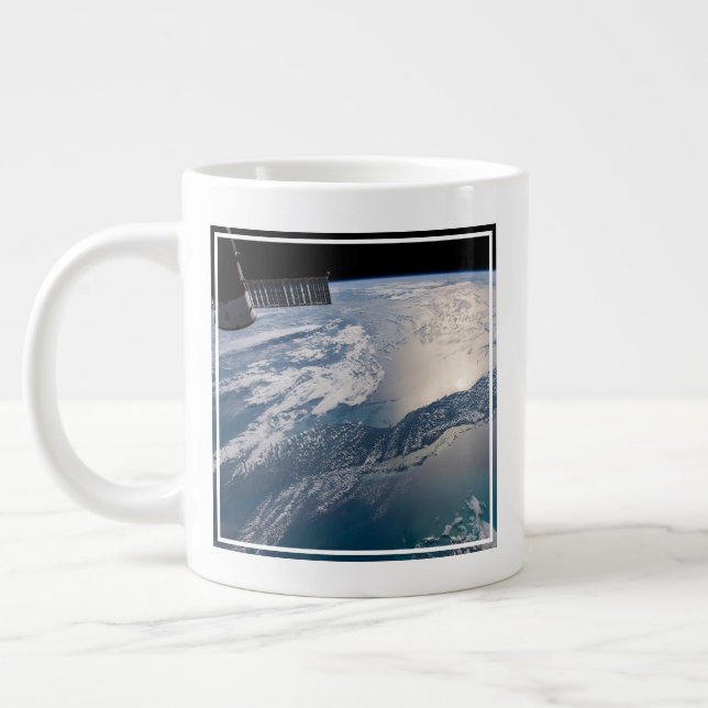 Grande Tasse La Station Spce Internationale Au-Dessus De L'Atla (Gauche)