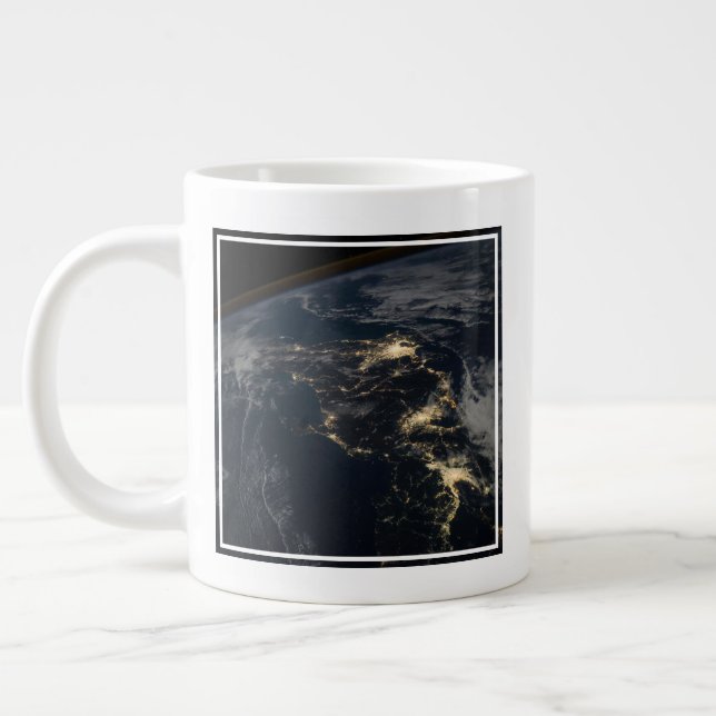 Grande Tasse La Ville Éclairait Le Japon La Nuit. (Gauche)