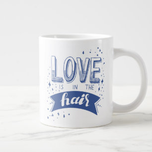 Grande Tasse L'Amour Est Dans Les Cheveux