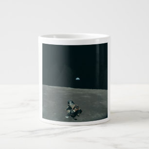 Grande Tasse Lander lunaire Apollo et lever de terre sur la lun