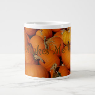 Grande Tasse Le cacao me rend heureux sur un Citrouille