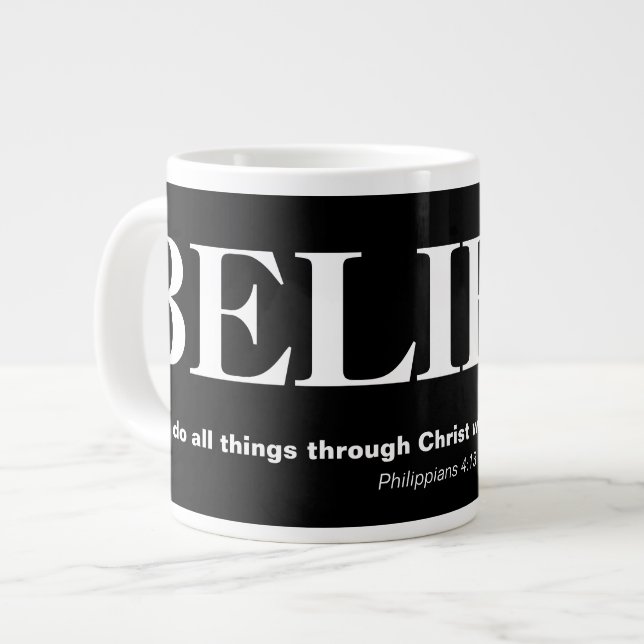 GRANDE TASSE LE CAFÉ ET LA BOUE À LA SOUPE DE JUMBO CHRÉTIEN (Devant gauche)