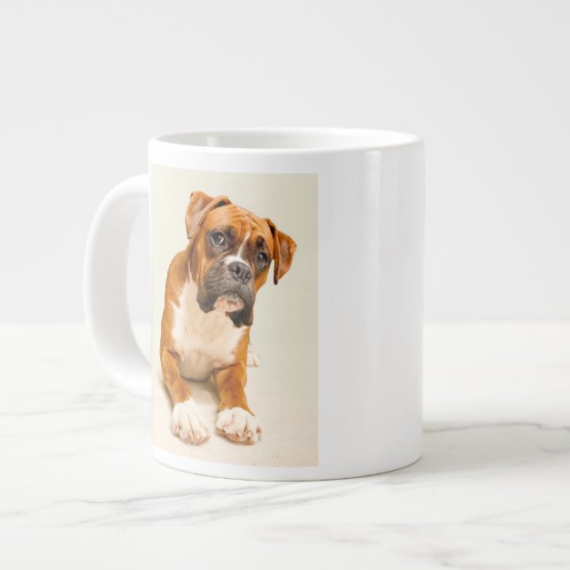 Grande Tasse Le chiot en boîte sur fond de crème d'ivoire. (Devant gauche)