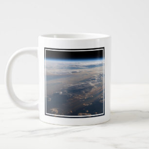 Grande Tasse Le lever Du Soleil Coule De Longues Ombres Sur La 