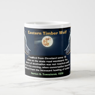 Grande Tasse Le loup de bois de l'Est, se lamentant de l'absenc