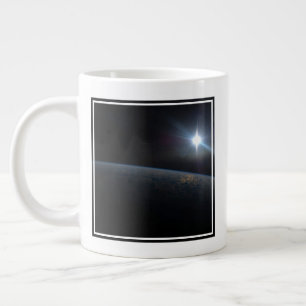 Grande Tasse Le Soleil qui s'installe sur l'horizon terrestre.