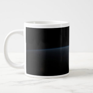 Grande Tasse Le Soleil qui s'installe sur l'horizon terrestre.