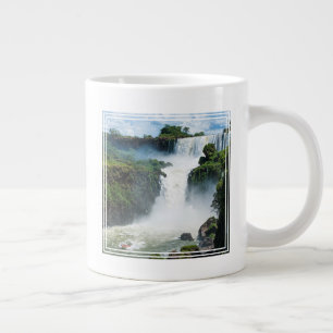 Grande Tasse Les Chutes D'Iguazu Entourées Par La Jungle