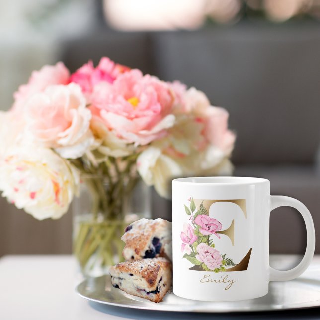 Grande Tasse Lettre E Monogramme or | Arrangement floral rose (Créateur téléchargé)