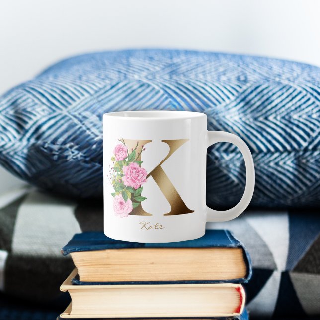 Grande Tasse Lettre K Monogramme or | Roses roses roses florale (Créateur téléchargé)