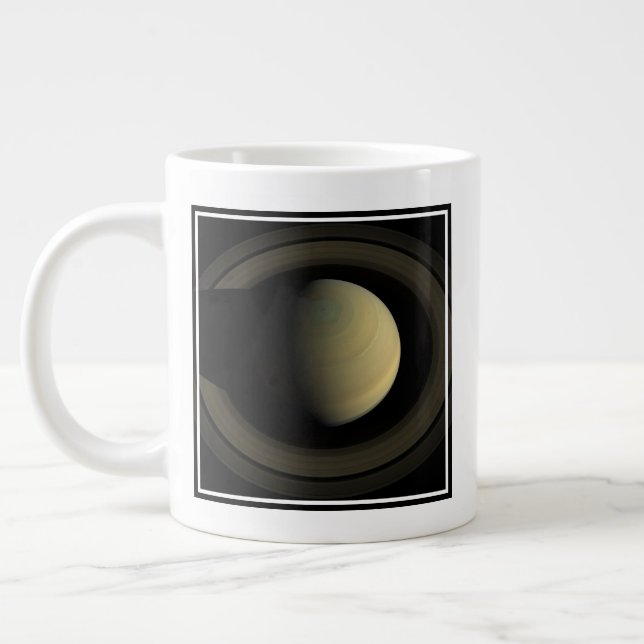 Grande Tasse Mosaïque De La Planète Saturne Et Ses Principaux A (Gauche)