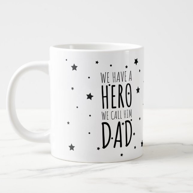 Grande Tasse Nous avons un héros On l'appelle papa Coffee Mug (Gauche)
