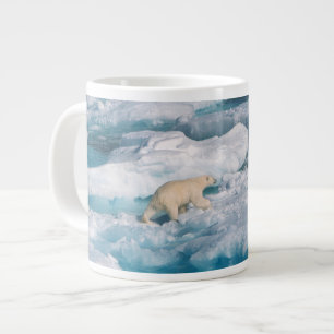 Grande Tasse Ours polaire marchant sur la mer