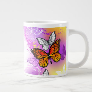 Grande Tasse Papillons Monarque sur Arrière - plan pourpre