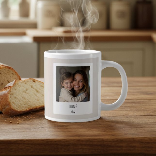 Grande Tasse Personalized Minimalist Family Photo Soft Beige (Créateur téléchargé)