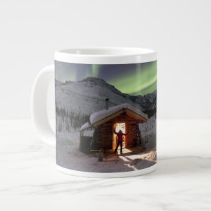 Grande Tasse Personne debout dans l'encadrement de la cabine de
