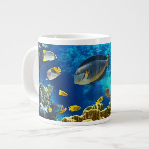 Grande Tasse Photo d'un poisson tropical sur une barrière de co