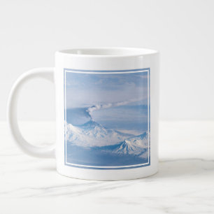 Grande Tasse Plume Émanant Du Volcan Kliuchevskoi.