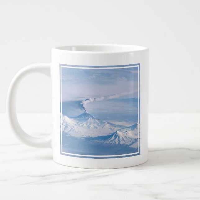 Grande Tasse Plume Émanant Du Volcan Kliuchevskoi. (Gauche)