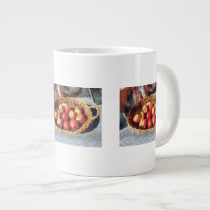 Grande Tasse Pommes et bananes dans le panier