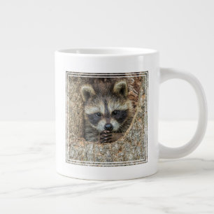 Grande Tasse Raton laveur niché à l'intérieur d'un creux d'arbr