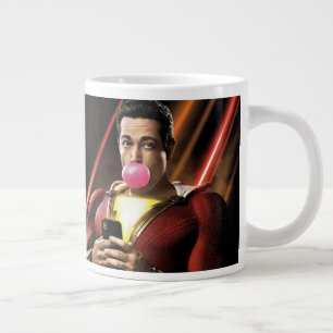 Grande Tasse SHAZAM !   Shazam soufflant la bulle gomme