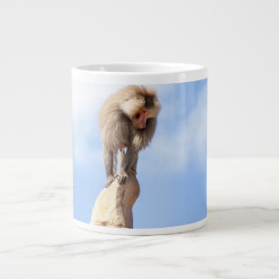Grande Tasse Singe babouin au sommet d'une montagne