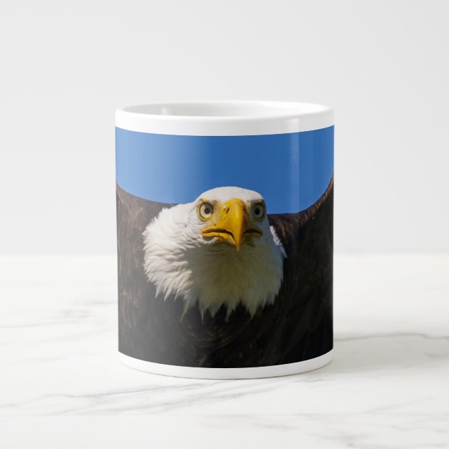 Grande Tasse Survol de pygargue à tête blanche de près (Devant)
