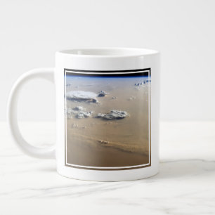 Grande Tasse Tempête De Poussière À Travers Les Mers De Sable D