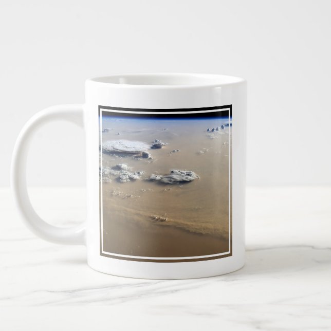 Grande Tasse Tempête De Poussière À Travers Les Mers De Sable D (Gauche)