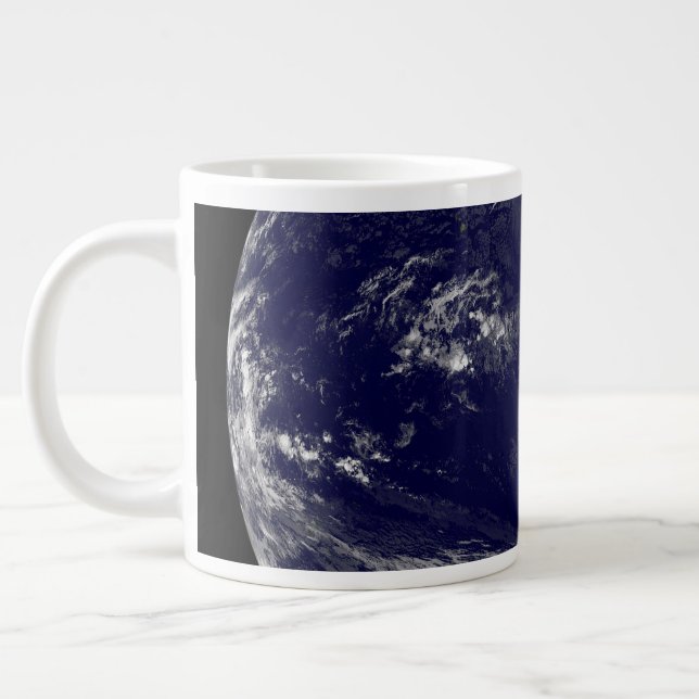 Grande Tasse Terre Avec Trois Cyclones Tropicaux Dans Le Pacifi (Gauche)
