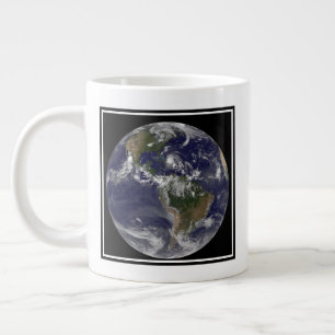 Grande Tasse Terre Pleine Avec L'Ouragan Irène Au-Dessus Des Ba