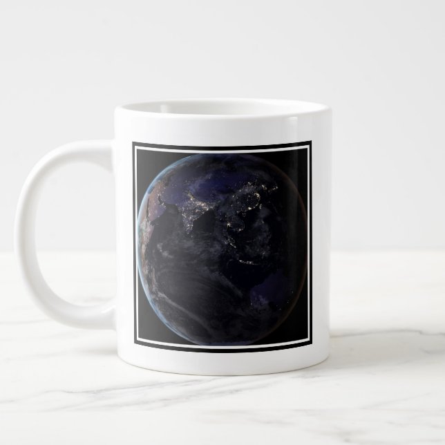 Grande Tasse Terre Pleine Montrant Les Lumières De La Ville D'A (Gauche)