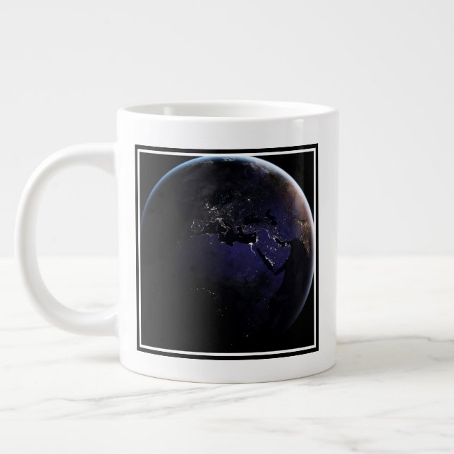 Grande Tasse Terre Pleine Montrant Les Lumières De La Ville D'E (Gauche)