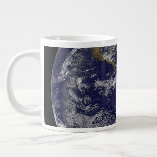Grande Tasse Terre Pleine Montrant Une Puissante Tempête D'Hive
